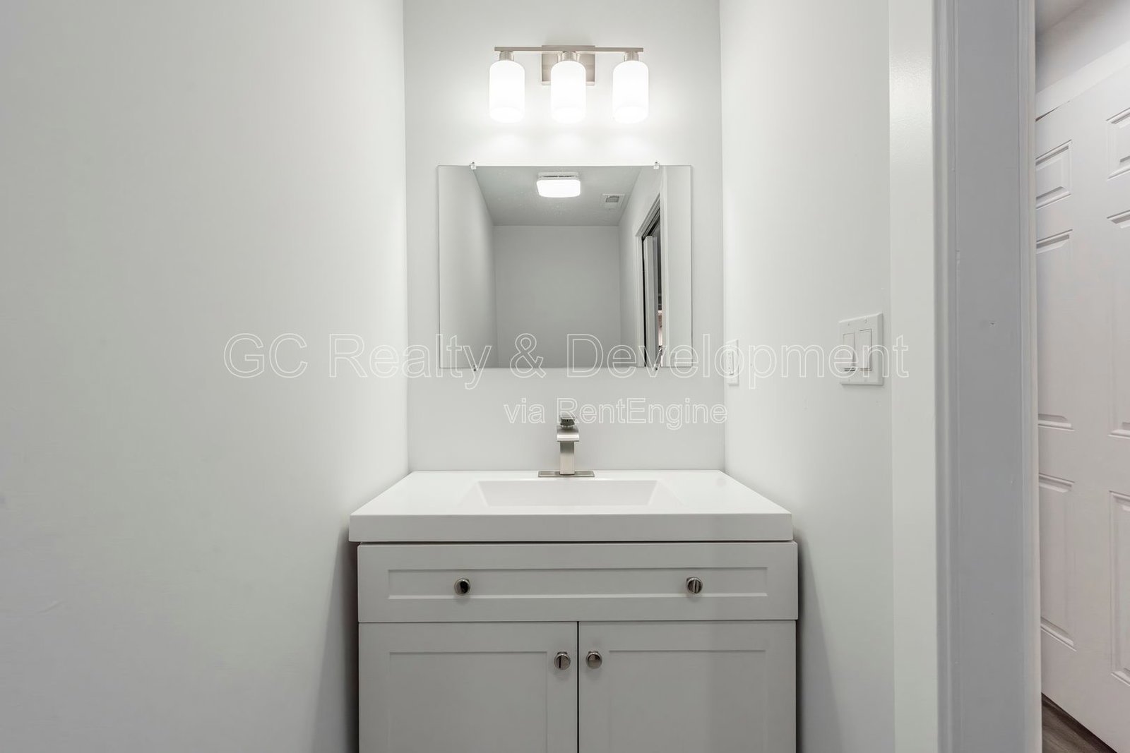 *** WRIGLEYVILLE / 2 BDRM - 1.5 BTH / PET FRIENDLY / IN UNIT LAUNDRY / WALK TO TRAIN *** property image