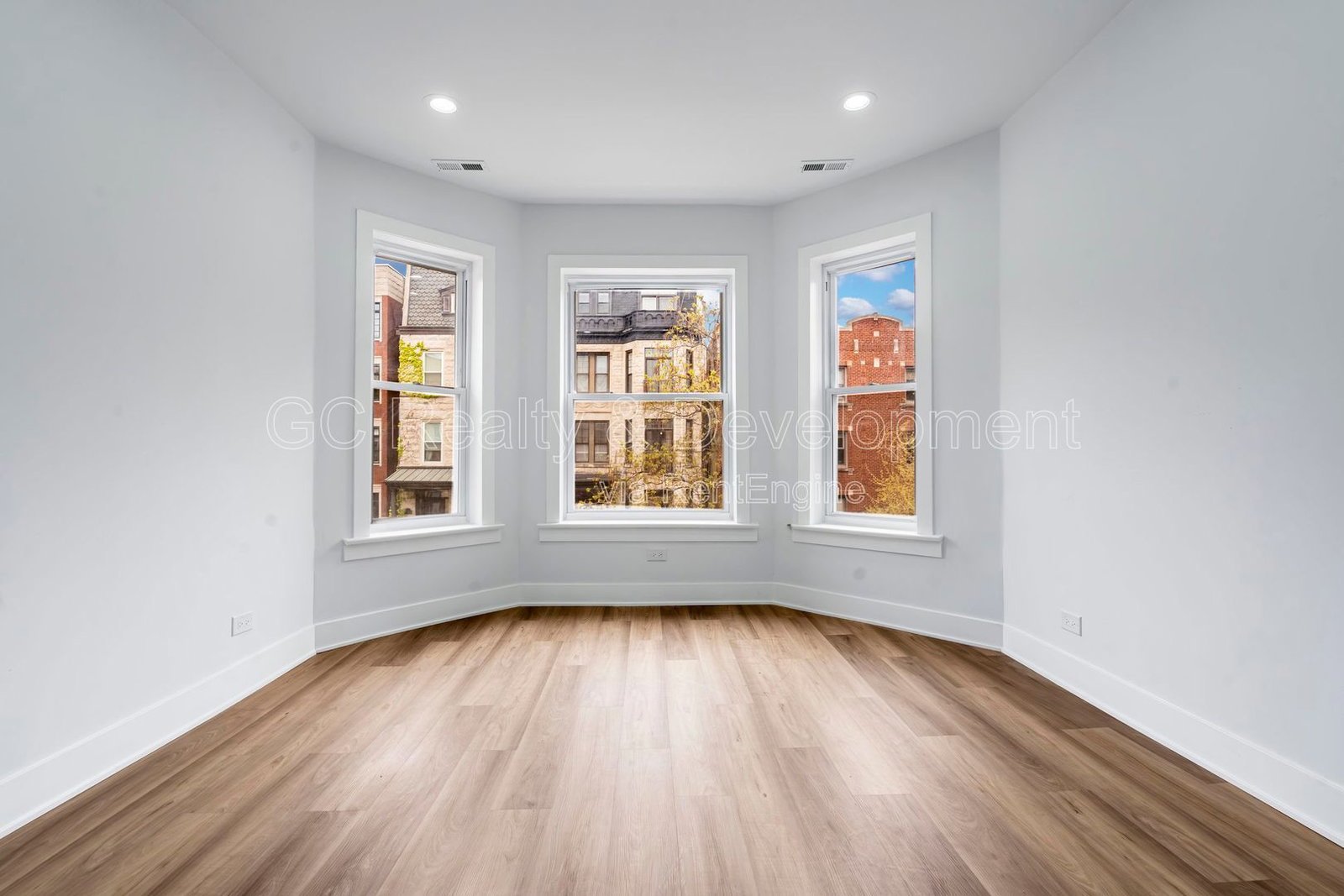*** UPDATED THROUGHOUT / WRIGLEYVILLE / 3 BDRM - 1.5 BTH / PET FRIENDLY / IN UNIT LAUNDRY *** property image