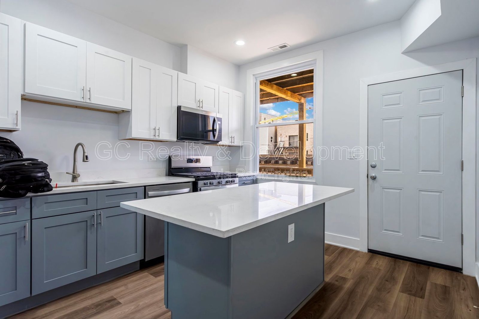 *** UPDATED THROUGHOUT / WRIGLEYVILLE / 3 BDRM - 1.5 BTH / PET FRIENDLY / IN UNIT LAUNDRY *** property image