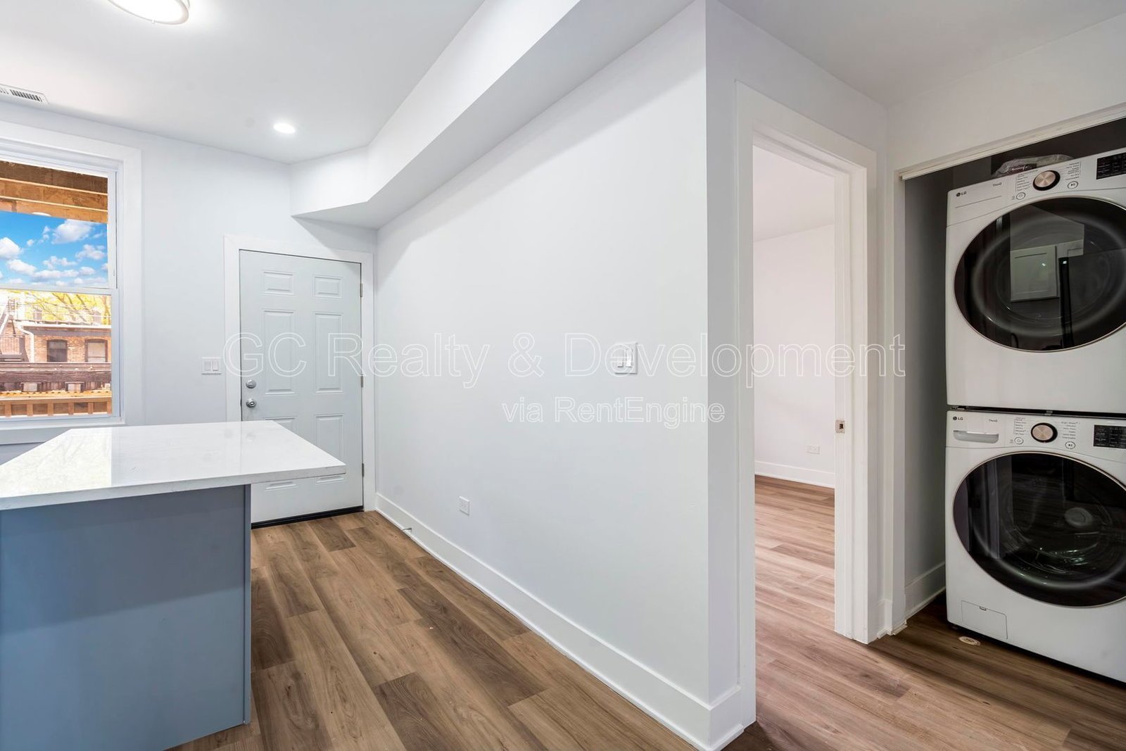 *** UPDATED THROUGHOUT / WRIGLEYVILLE / 3 BDRM - 1.5 BTH / PET FRIENDLY / IN UNIT LAUNDRY *** property image