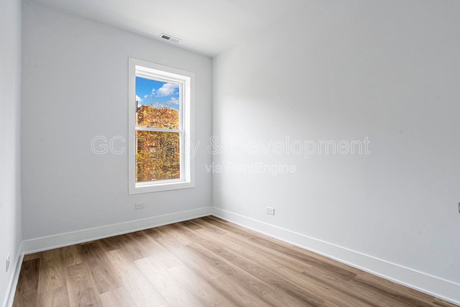 *** UPDATED THROUGHOUT / WRIGLEYVILLE / 3 BDRM - 1.5 BTH / PET FRIENDLY / IN UNIT LAUNDRY *** property image