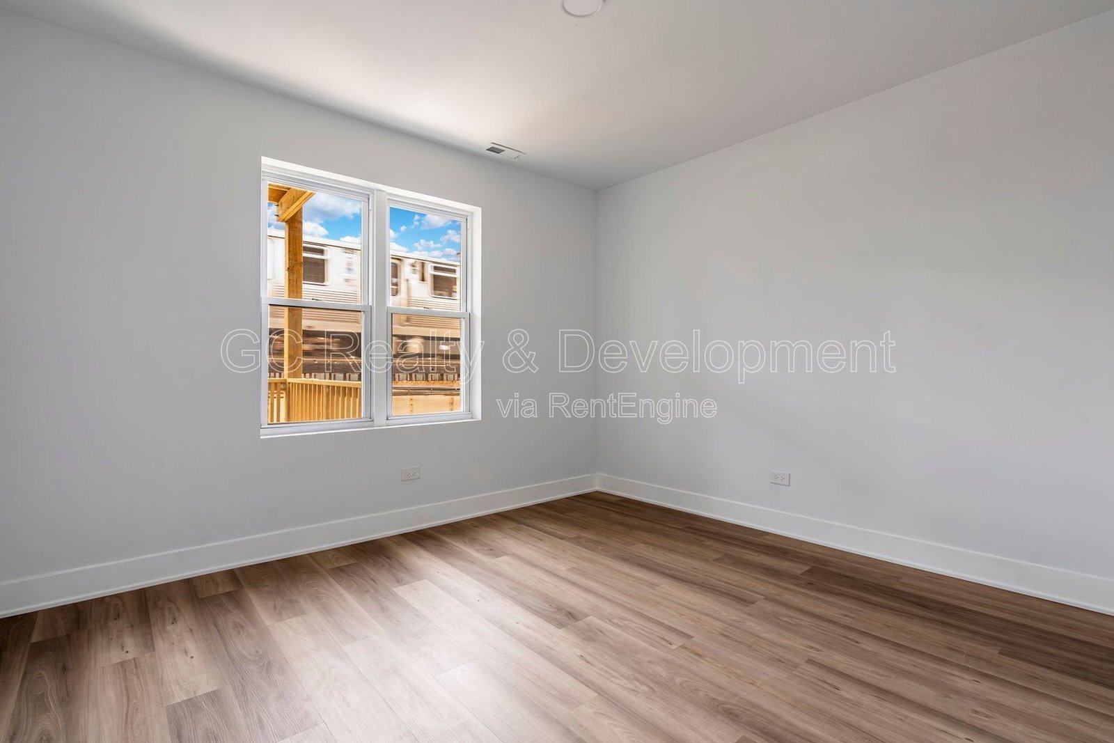 *** UPDATED THROUGHOUT / WRIGLEYVILLE / 3 BDRM - 1.5 BTH / PET FRIENDLY / IN UNIT LAUNDRY *** property image