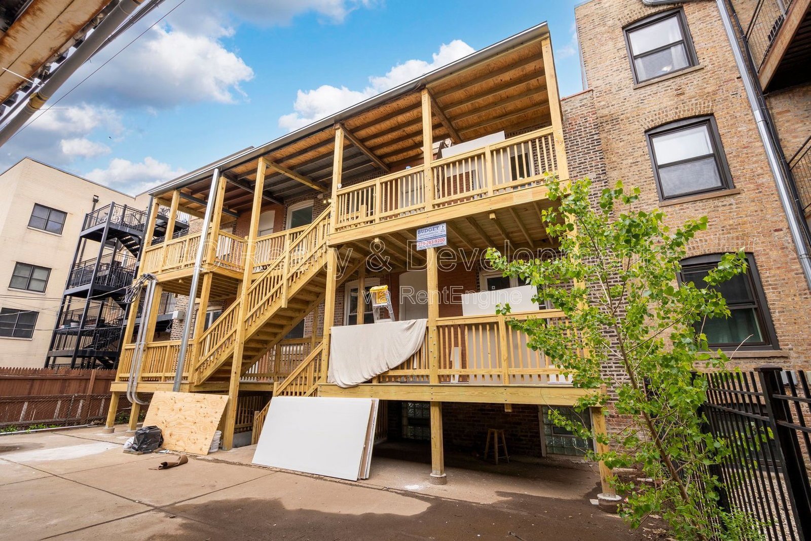 *** UPDATED THROUGHOUT / WRIGLEYVILLE / 3 BDRM - 1.5 BTH / PET FRIENDLY / IN UNIT LAUNDRY *** property image
