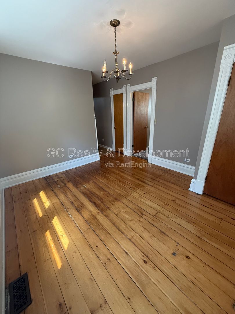 *** GARDEN UNIT / UPDATED 3 BDRM / CENTRAL AC / LAUNDRY ON SITE / PARKING INCL *** property image