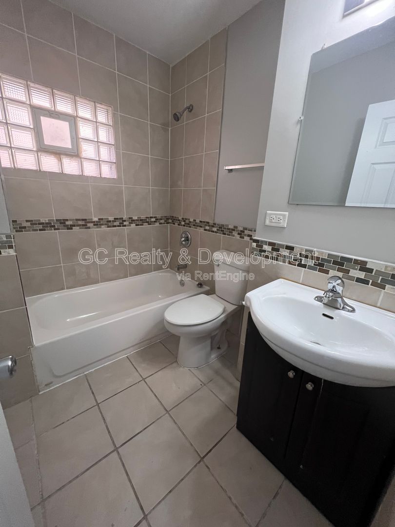 *** 3 BED / 1 BATH / GRANITE / GARAGE SPACE / FENCED BACKYARD *** property image