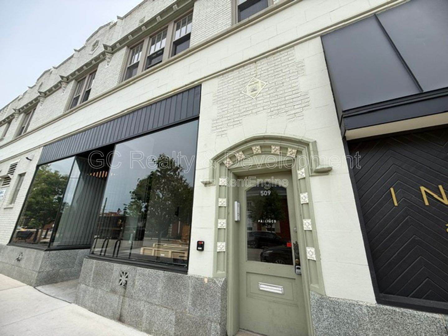 *** 2 BDRM / ONLY PAY ELECTRIC / SS APPL / LAUNDRY ON SITE *** property image