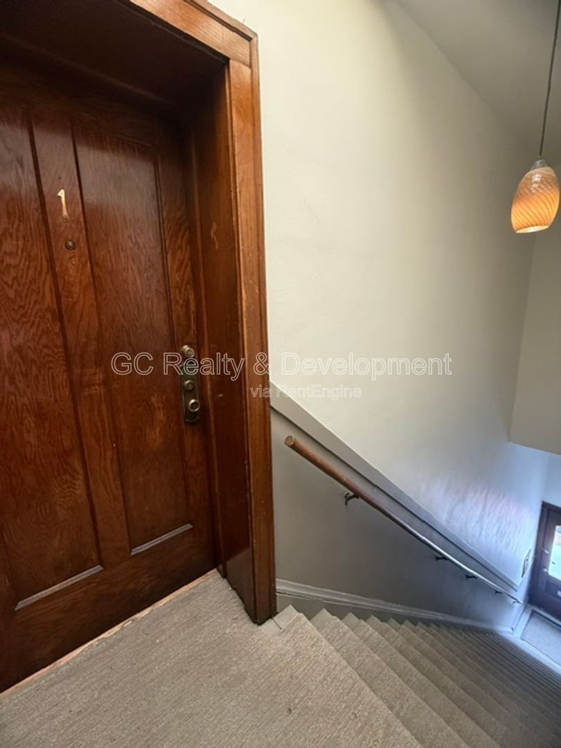 *** 2 BDRM / ONLY PAY ELECTRIC / SS APPL / LAUNDRY ON SITE *** property image