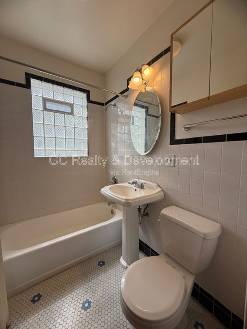 *** 2 BDRM / ONLY PAY ELECTRIC / SS APPL / LAUNDRY ON SITE *** property image