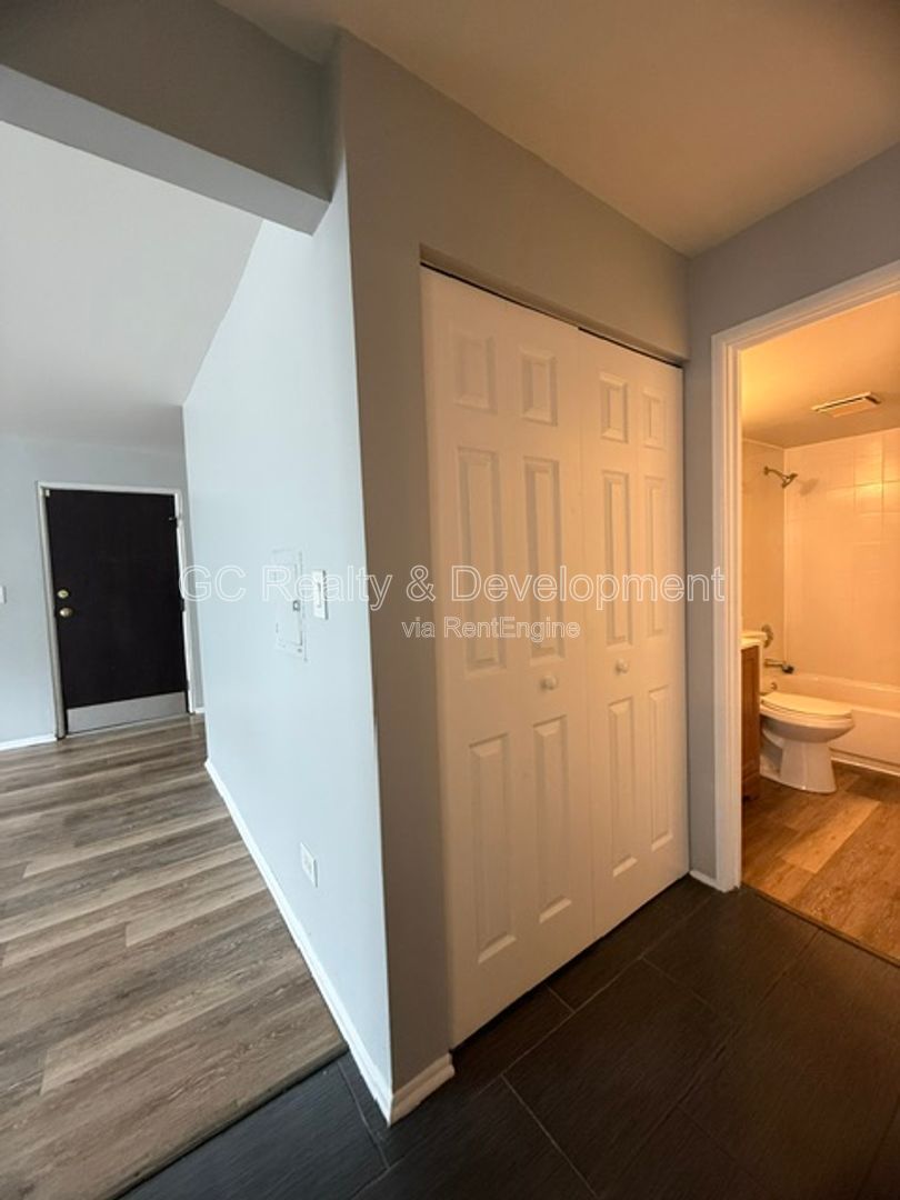 *** 2 BDRM / STORAGE UNIT / PET FRIENDLY / TENANT PAYS ELECTRIC / TRANSIT NEARBY *** property image
