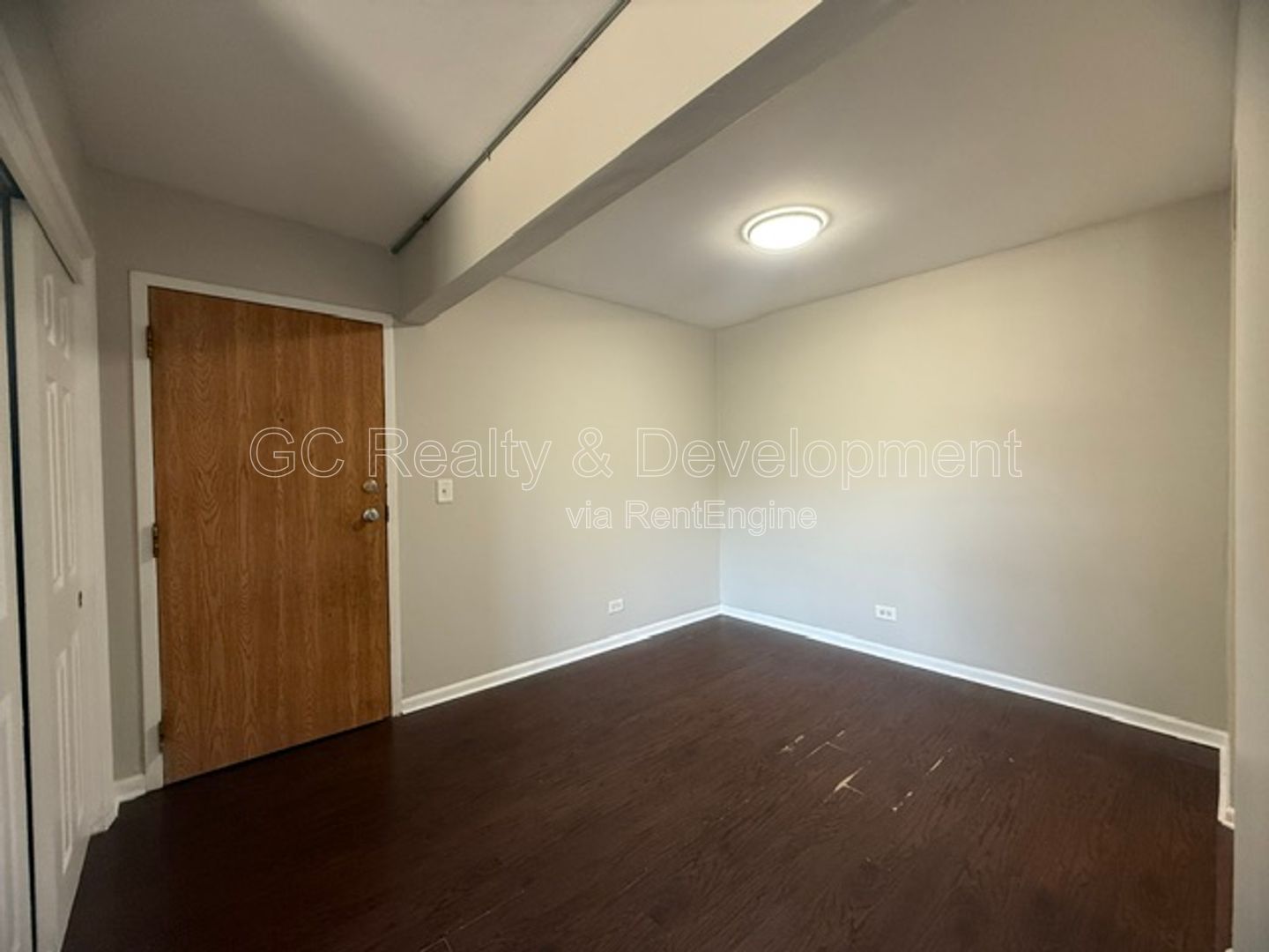 *** 2 BDRM / PARKING INCLUDED / LAUNDRY ON SITE / ONLY PAY ELECTRIC *** property image