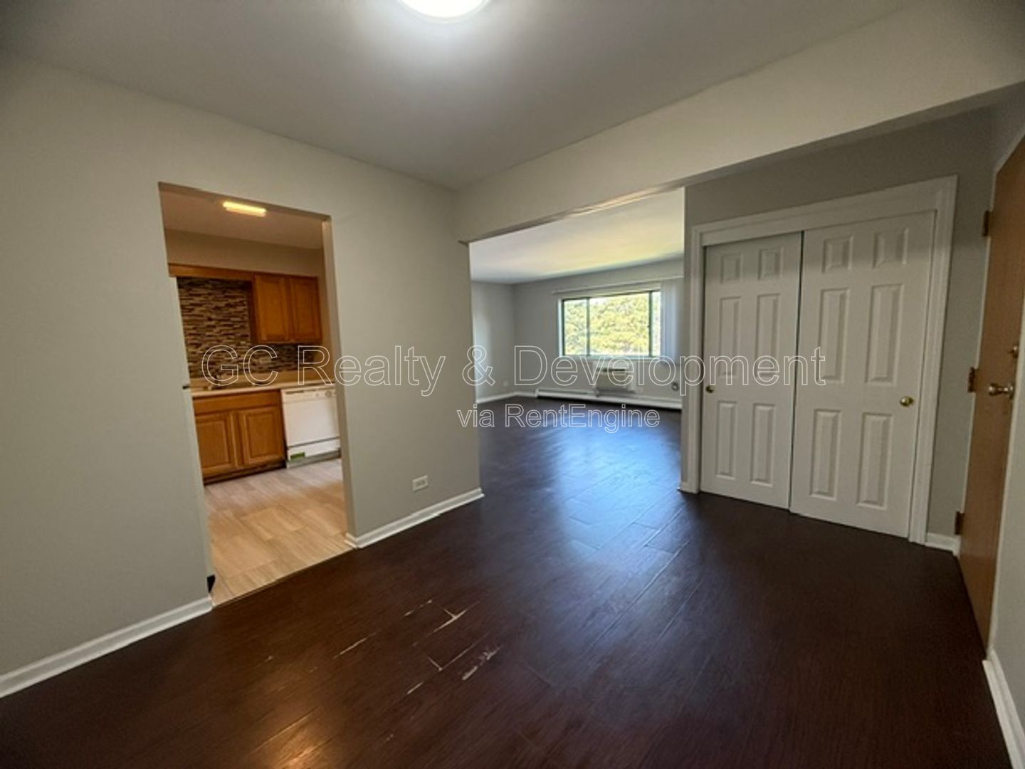 *** 2 BDRM / PARKING INCLUDED / LAUNDRY ON SITE / ONLY PAY ELECTRIC *** property image