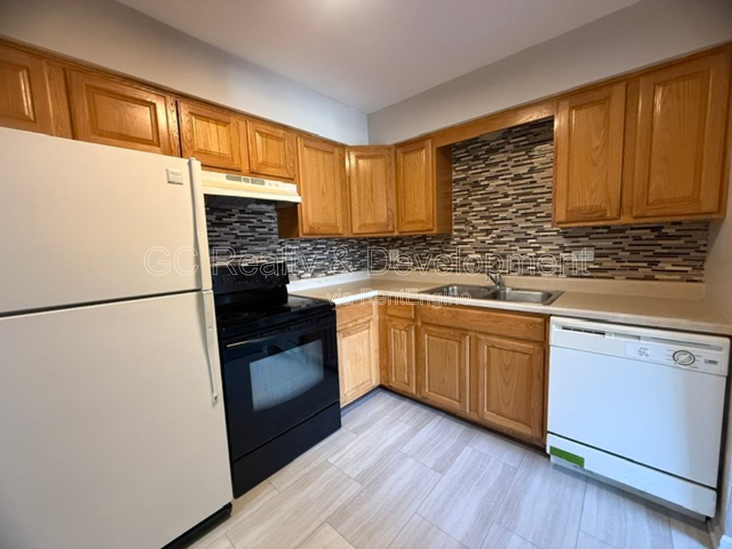 *** 2 BDRM / PARKING INCLUDED / LAUNDRY ON SITE / ONLY PAY ELECTRIC *** property image