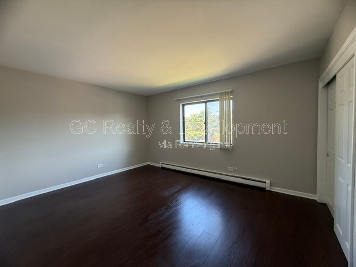 *** 2 BDRM / PARKING INCLUDED / LAUNDRY ON SITE / ONLY PAY ELECTRIC *** property image