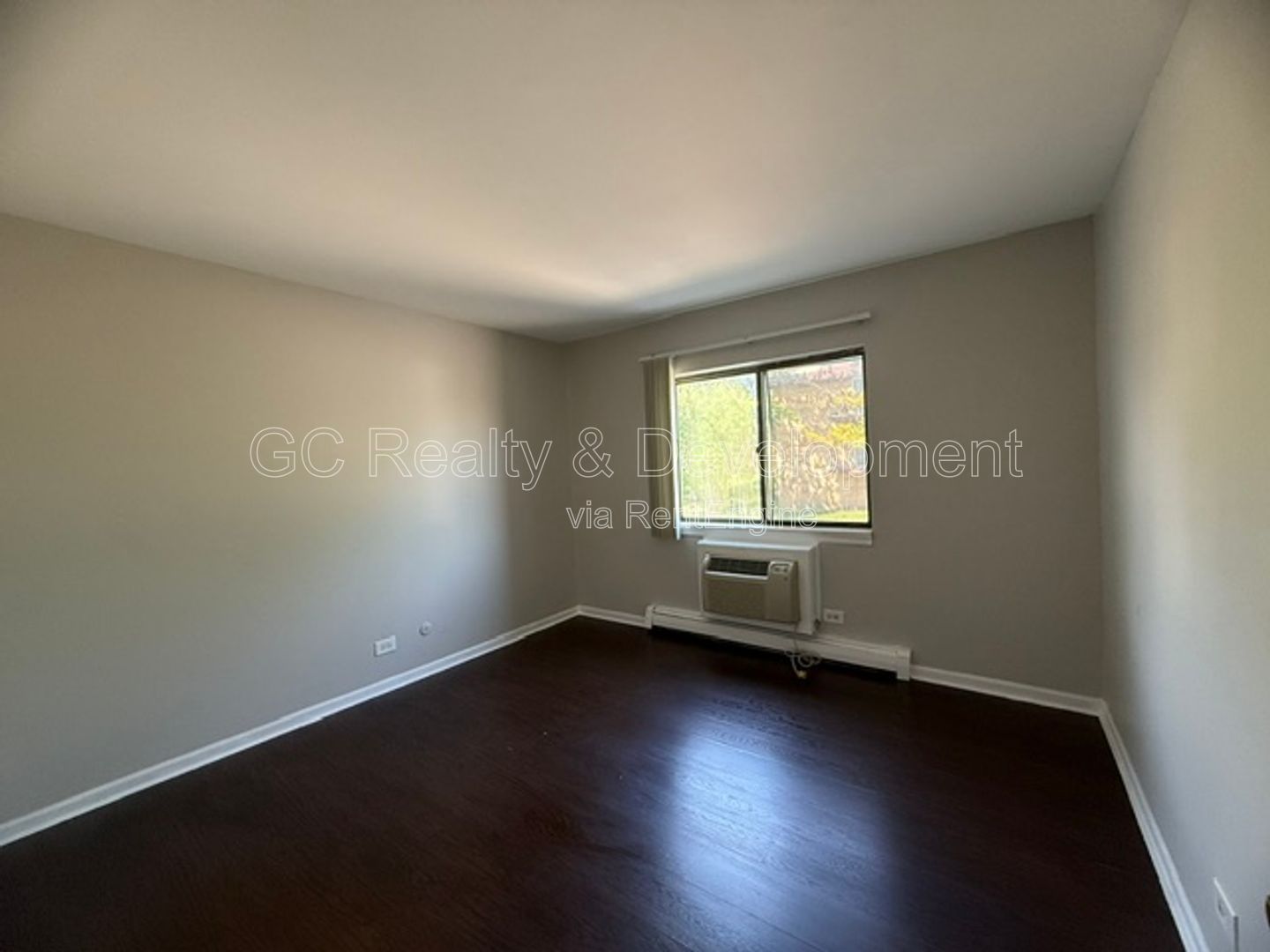 *** 2 BDRM / PARKING INCLUDED / LAUNDRY ON SITE / ONLY PAY ELECTRIC *** property image