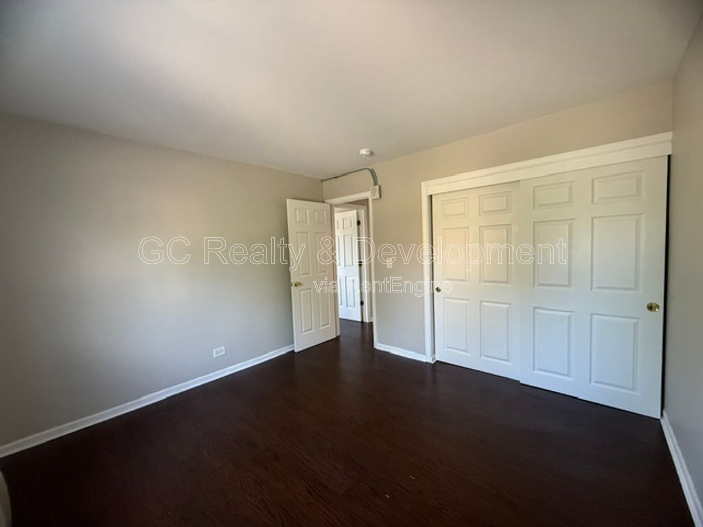 *** 2 BDRM / PARKING INCLUDED / LAUNDRY ON SITE / ONLY PAY ELECTRIC *** property image