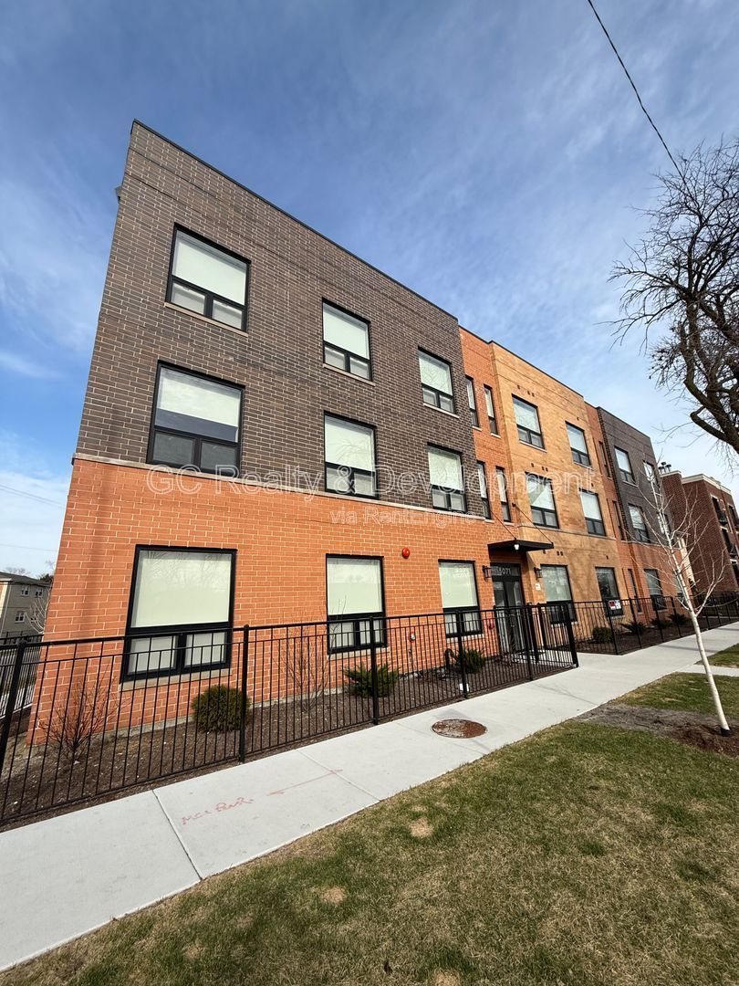 *** 1/2 MONTH RENT FREE /  2BR- 2 BTH / PARKING AVAIL / UPDATED THROUGHOUT / CENTRAL AC / IN UNIT LAUNDRY *** property image