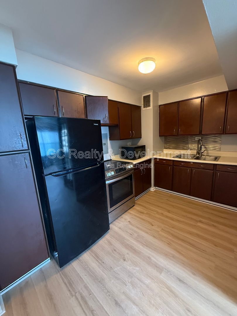 *** STUNNING LAKE & BEACH VIEWS / 1 BDRM / 24 HR DOOR STAFF / FITNESS CENTER / HEAT INCLUDED *** property image
