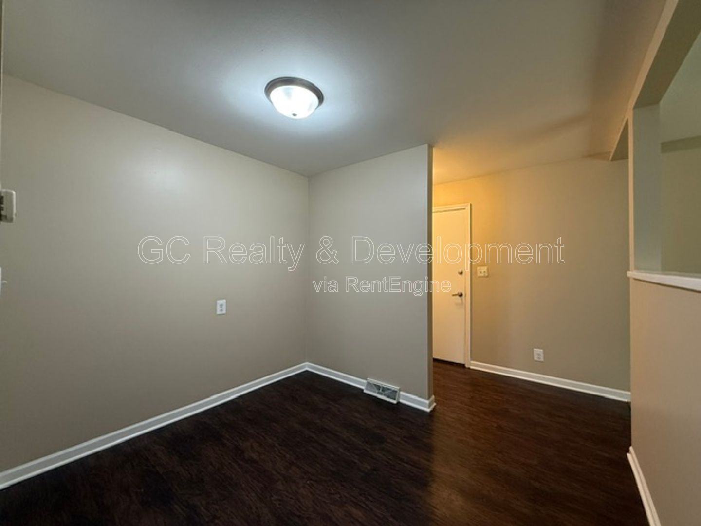 ***2ND MONTH FREE /  2 BDRM / UPDATED UNIT / W&D IN BUILDING / PETS ALLOWED / LOTS OF CLOSET SPACE / ONLY PAY ELECTRIC *** property image