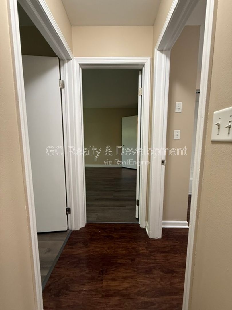 ***2ND MONTH FREE /  2 BDRM / UPDATED UNIT / W&D IN BUILDING / PETS ALLOWED / LOTS OF CLOSET SPACE / ONLY PAY ELECTRIC *** property image
