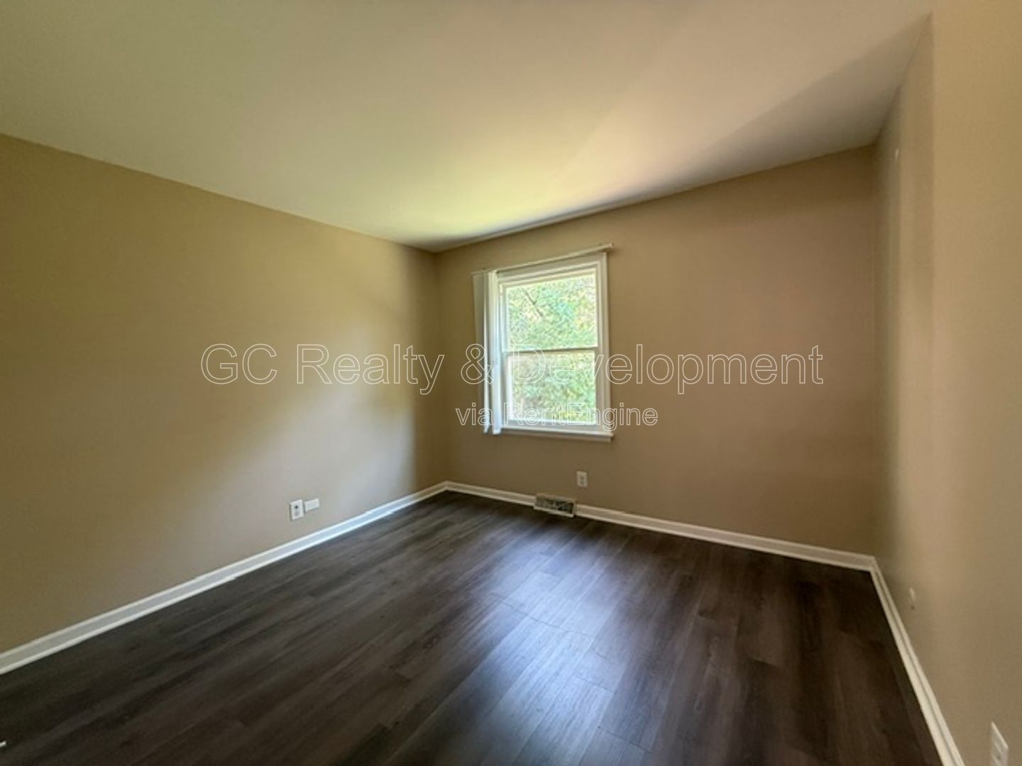 ***2ND MONTH FREE /  2 BDRM / UPDATED UNIT / W&D IN BUILDING / PETS ALLOWED / LOTS OF CLOSET SPACE / ONLY PAY ELECTRIC *** property image