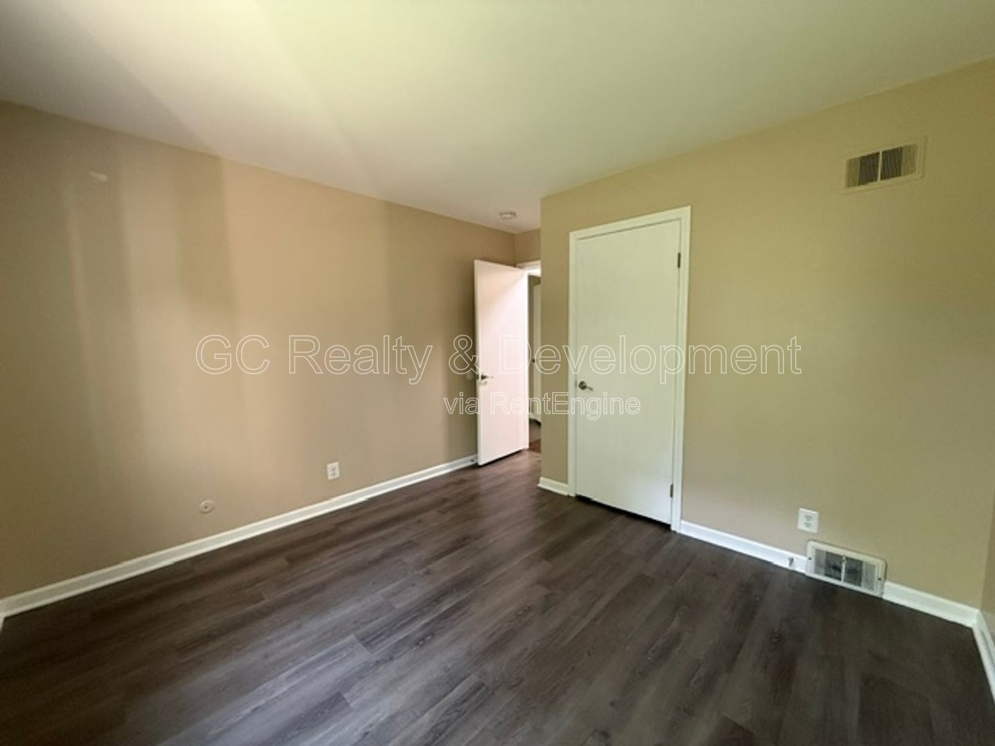 ***2ND MONTH FREE /  2 BDRM / UPDATED UNIT / W&D IN BUILDING / PETS ALLOWED / LOTS OF CLOSET SPACE / ONLY PAY ELECTRIC *** property image