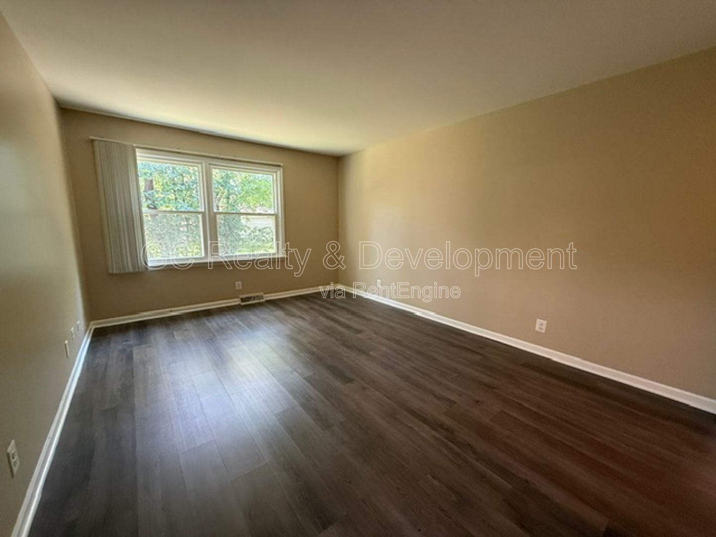 ***2ND MONTH FREE /  2 BDRM / UPDATED UNIT / W&D IN BUILDING / PETS ALLOWED / LOTS OF CLOSET SPACE / ONLY PAY ELECTRIC *** property image