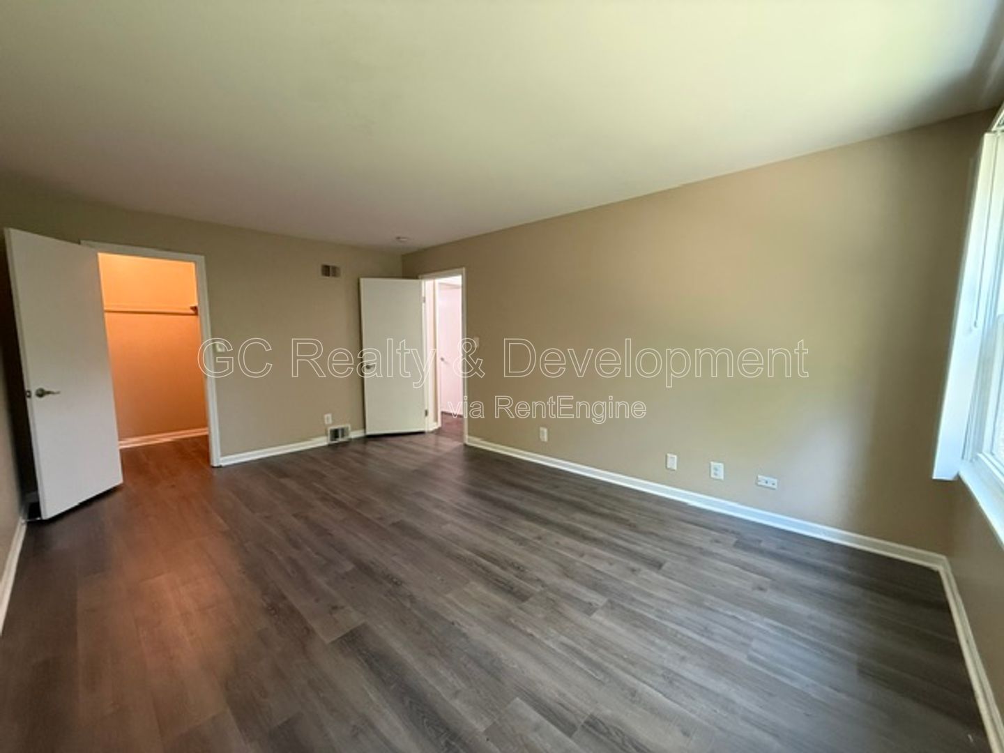 ***2ND MONTH FREE /  2 BDRM / UPDATED UNIT / W&D IN BUILDING / PETS ALLOWED / LOTS OF CLOSET SPACE / ONLY PAY ELECTRIC *** property image