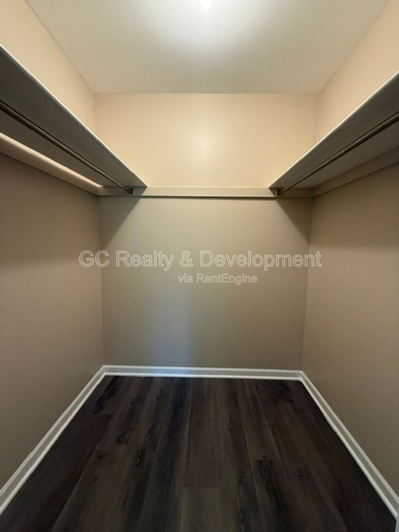 ***2ND MONTH FREE /  2 BDRM / UPDATED UNIT / W&D IN BUILDING / PETS ALLOWED / LOTS OF CLOSET SPACE / ONLY PAY ELECTRIC *** property image