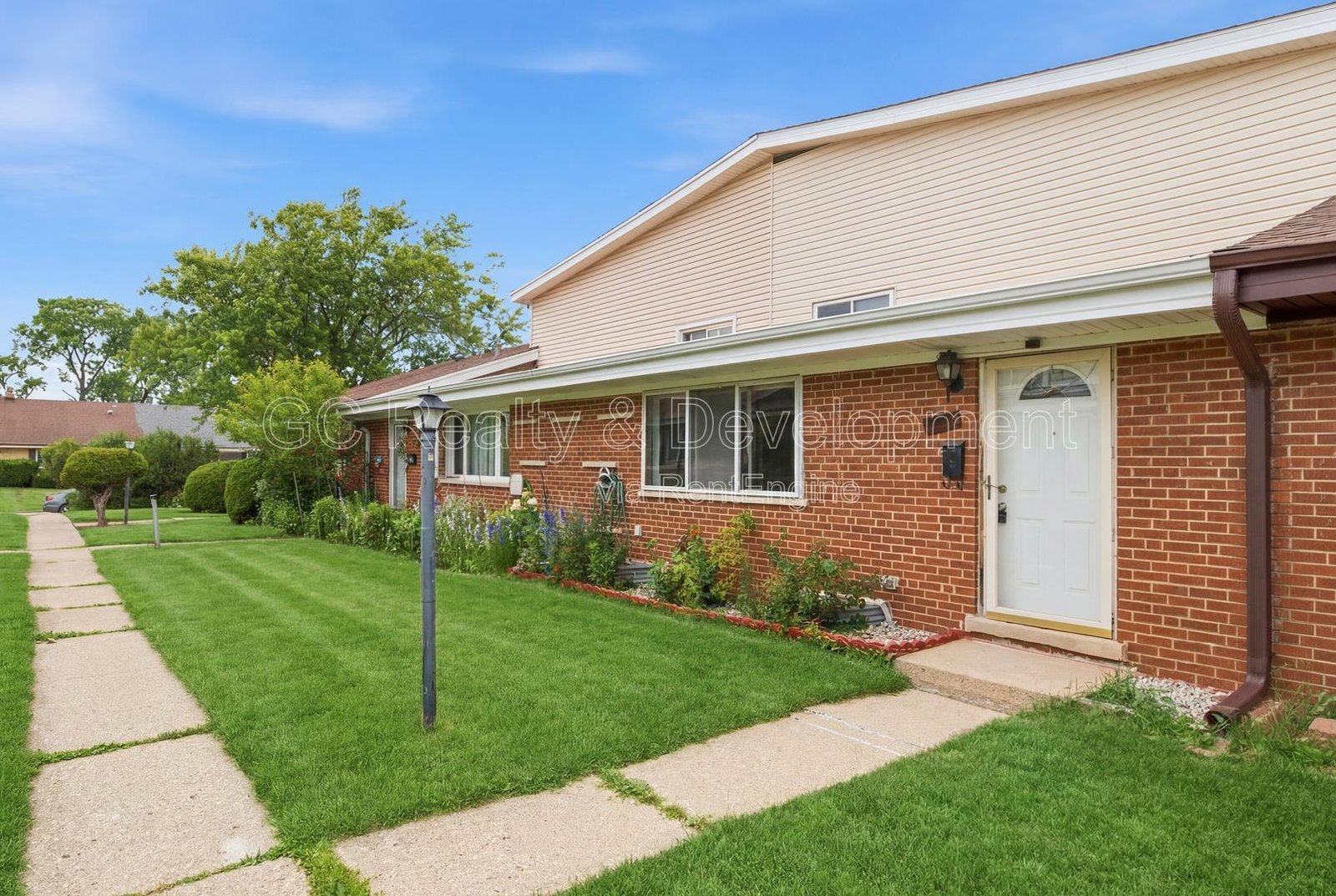 *** 3 BDRM - 2 BTH  / PET FRIENDLY / IN UNIT LAUNDRY / ASSIGNED PARKING *** property image
