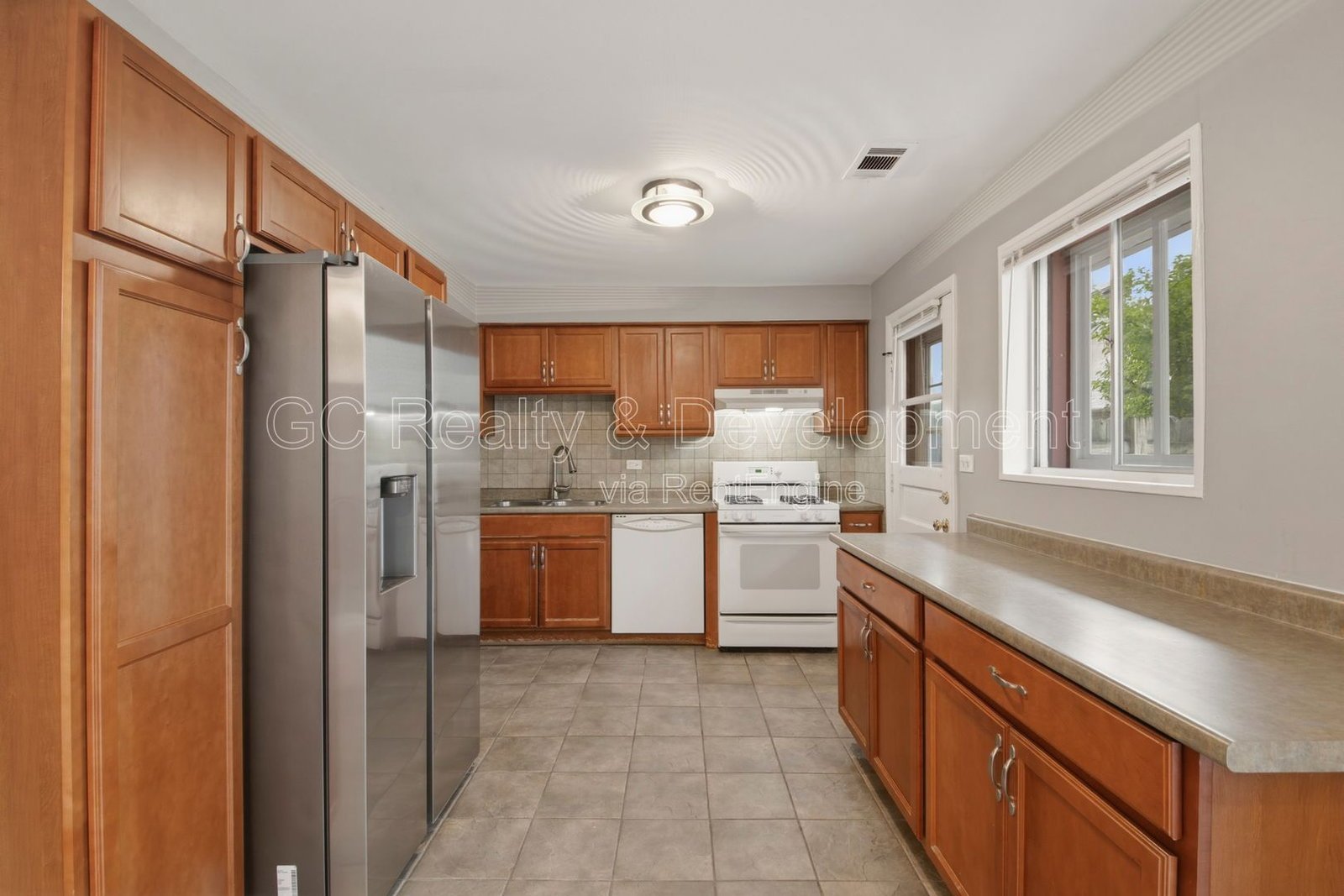 *** 3 BDRM - 2 BTH  / PET FRIENDLY / IN UNIT LAUNDRY / ASSIGNED PARKING *** property image