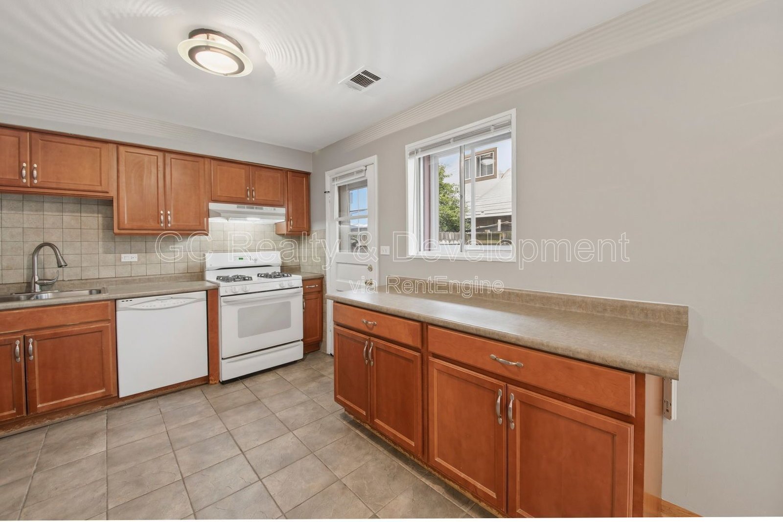 *** 3 BDRM - 2 BTH  / PET FRIENDLY / IN UNIT LAUNDRY / ASSIGNED PARKING *** property image
