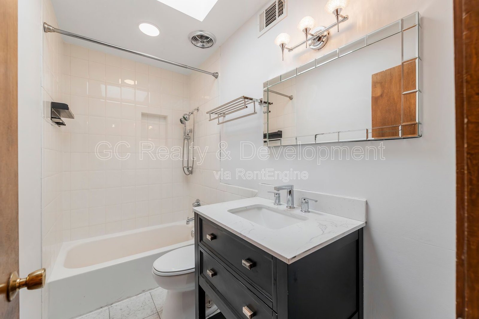 *** HYDE PARK / FINISHED BASEMENT / 4 BDRM - 2.5 BTH / IN UNIT LAUNDRY / PET FRIENDLY *** property image