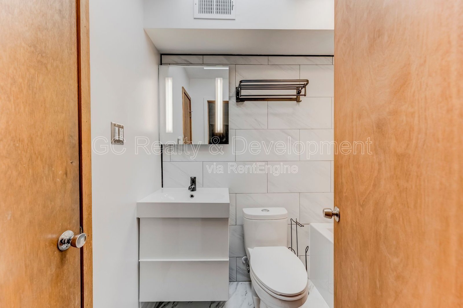 *** HYDE PARK / FINISHED BASEMENT / 4 BDRM - 2.5 BTH / IN UNIT LAUNDRY / PET FRIENDLY *** property image