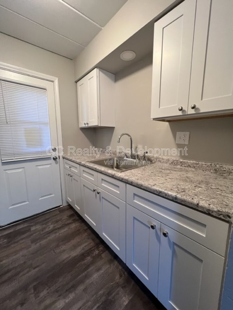 *** FULLY UPDATED / 1 BDRM / FIRST FLOOR UNIT / NEW APPLIANCES INCL / ONE PARKING SPACE *** property image