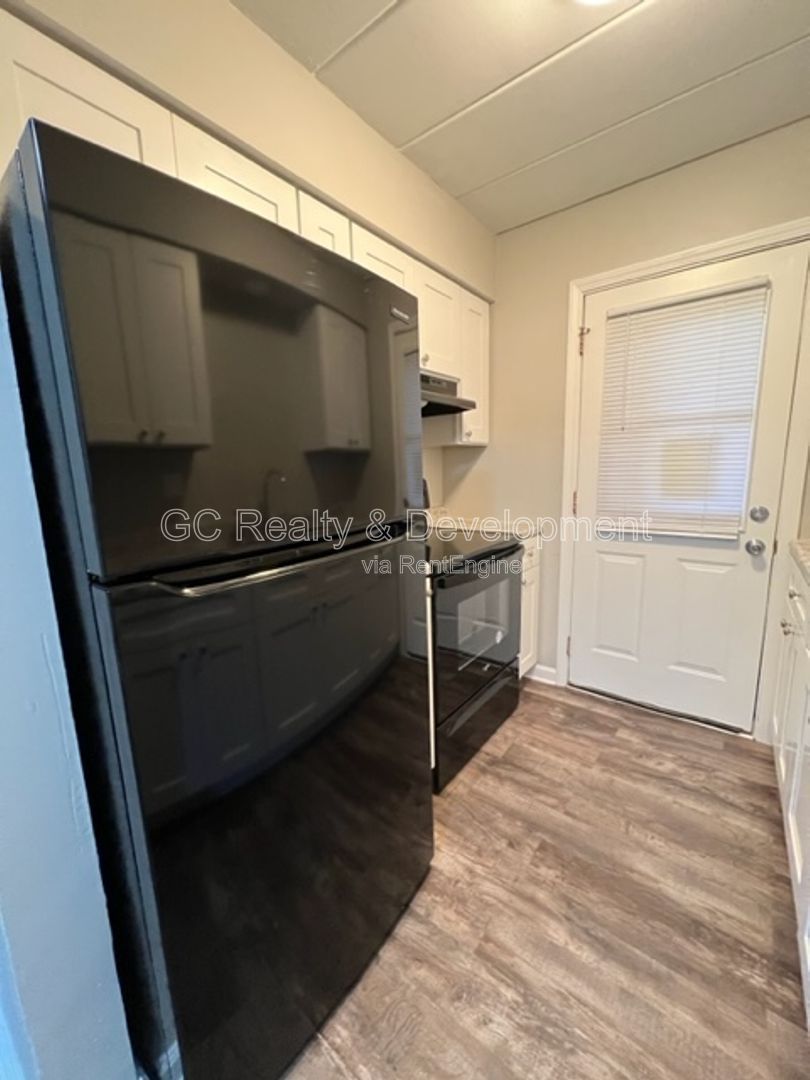 *** FULLY UPDATED / 1 BDRM / FIRST FLOOR UNIT / NEW APPLIANCES INCL / ONE PARKING SPACE *** property image