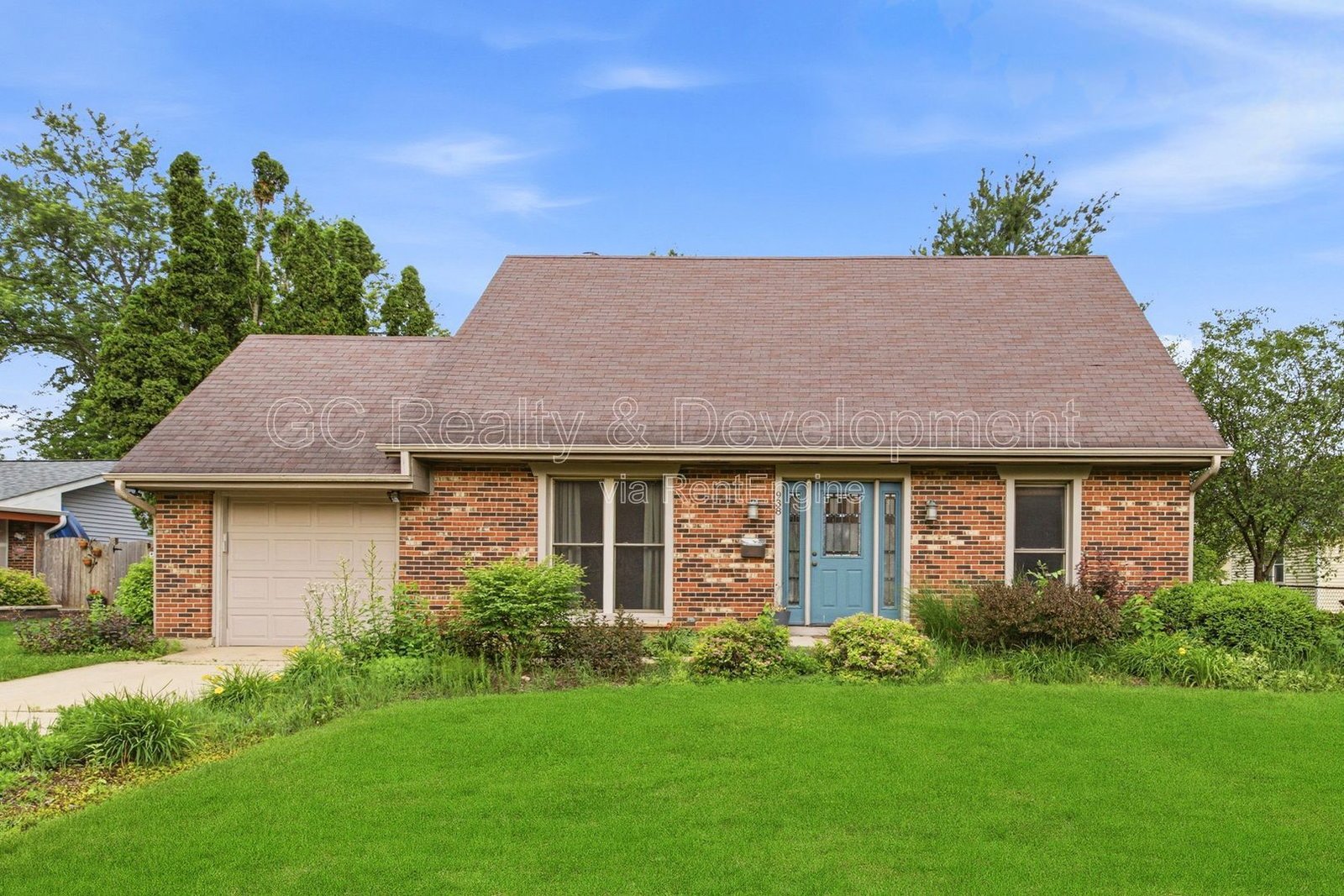 *** 4BR - 2BA / SS APPLIANCES / HARDWOOD FLOORS / CENTRAL AIR / IN-UNIT LAUNDRY / GARAGE / FENCED LOT / AMPLE STORAGE *** property image