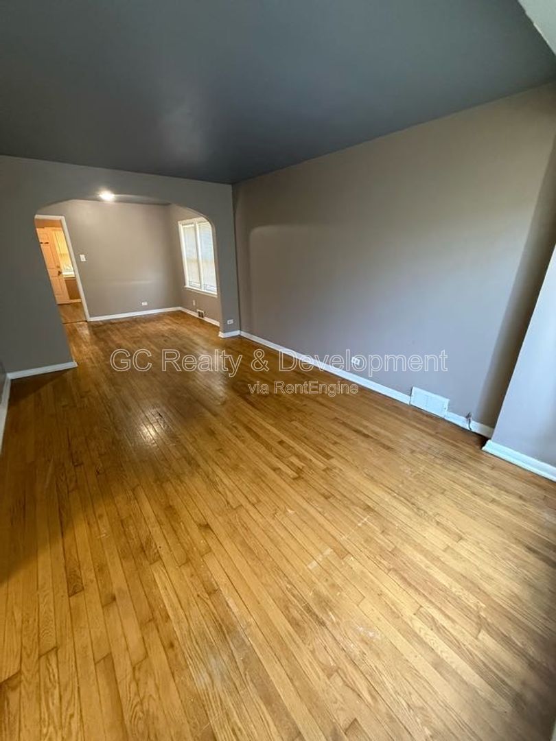 *** 2 BDRM / DETACHED GARAGE / UPDATED KITCHEN & BATH / FENCED YARD / PET FRIENDLY *** property image