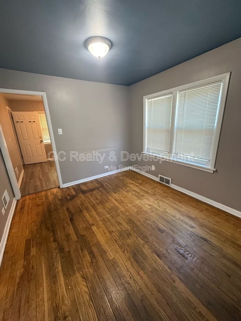 *** 2 BDRM / DETACHED GARAGE / UPDATED KITCHEN & BATH / FENCED YARD / PET FRIENDLY *** property image