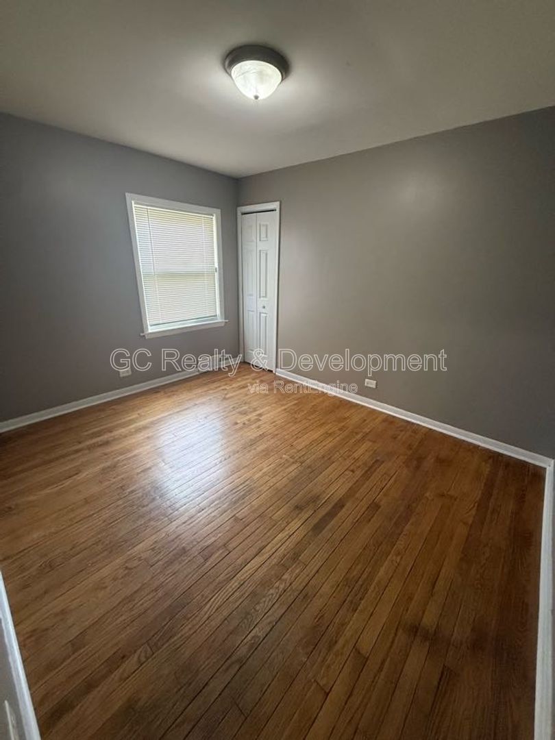 *** 2 BDRM / DETACHED GARAGE / UPDATED KITCHEN & BATH / FENCED YARD / PET FRIENDLY *** property image