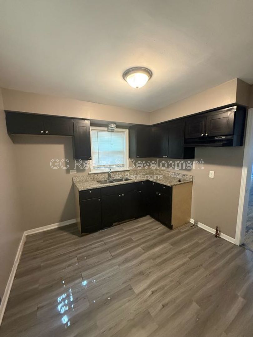 *** 2 BDRM / DETACHED GARAGE / UPDATED KITCHEN & BATH / FENCED YARD / PET FRIENDLY *** property image