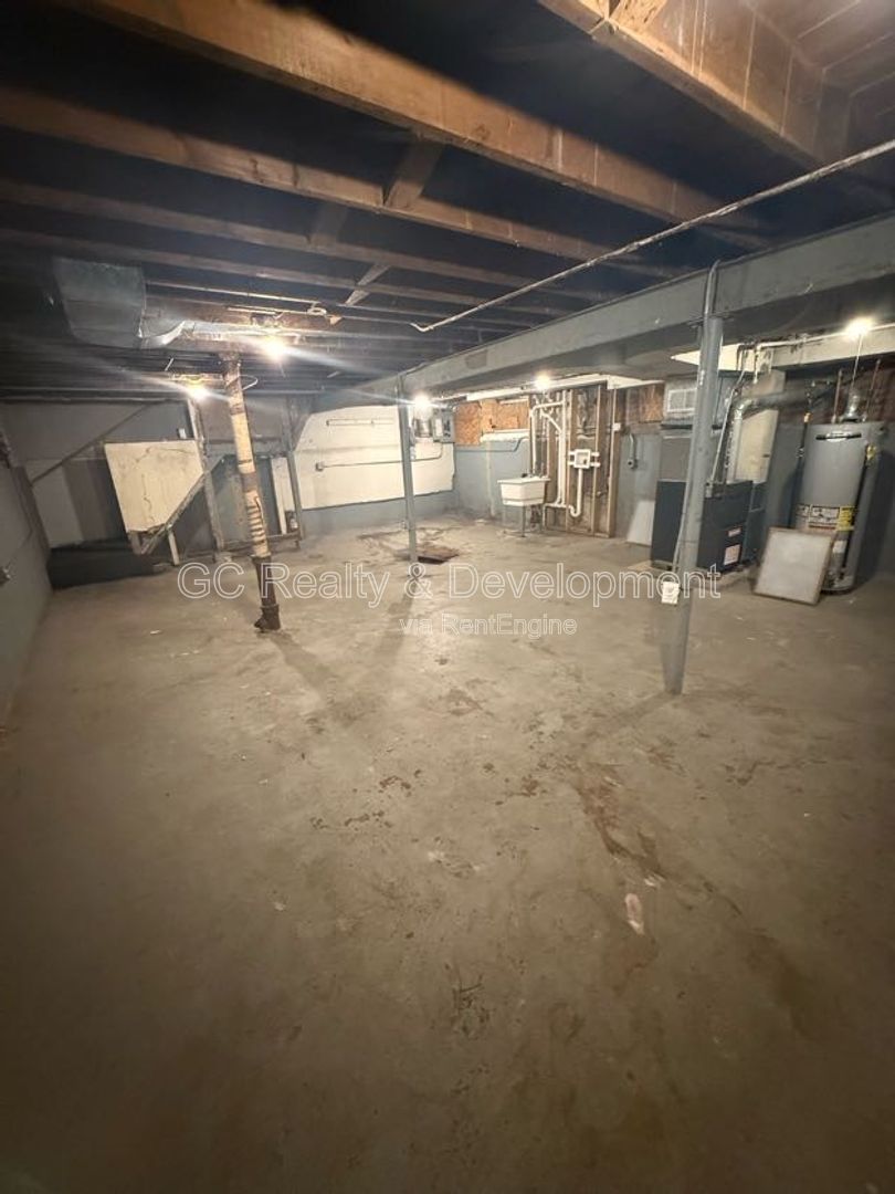 *** 2 BDRM / DETACHED GARAGE / UPDATED KITCHEN & BATH / FENCED YARD / PET FRIENDLY *** property image