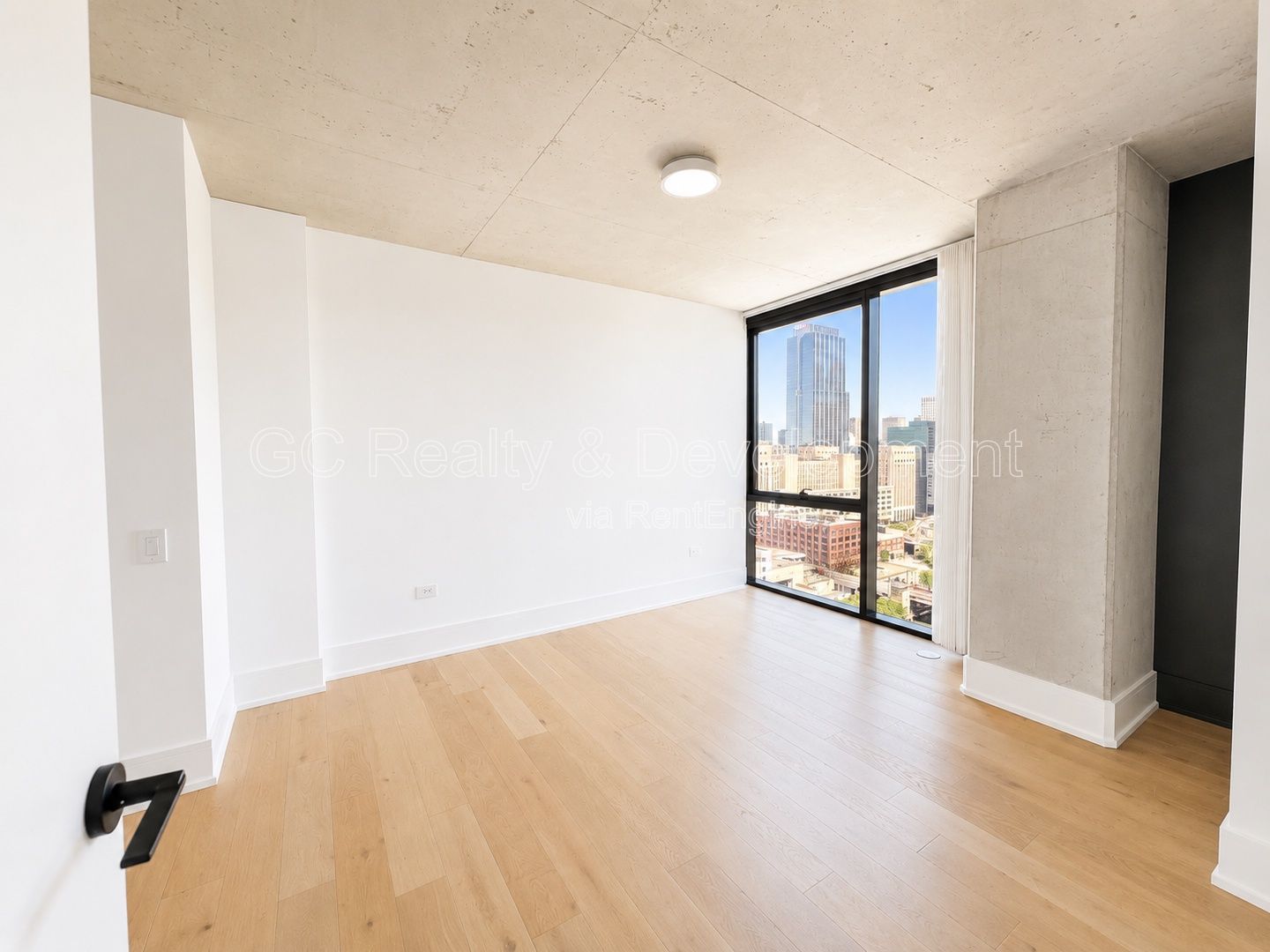 *** SOUTH LOOP / GARAGE PARKING / IN UNIT LAUNDRY / OUTDOOR POOL & ON SITE GYM / CENTRAL AC *** property image