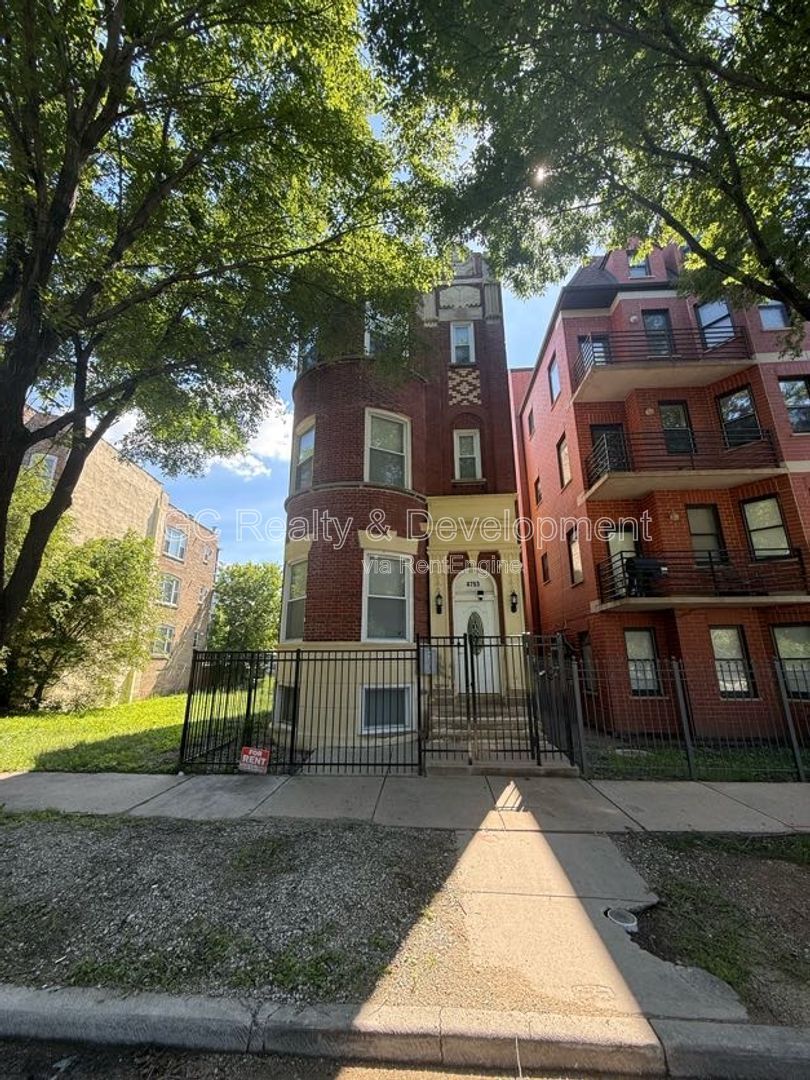 *** RECENTLY UPDATED / 2 BDRM 2 BTH / ON SITE PARKING / CENTRAL AC / IN UNIT LAUNDRY *** property image