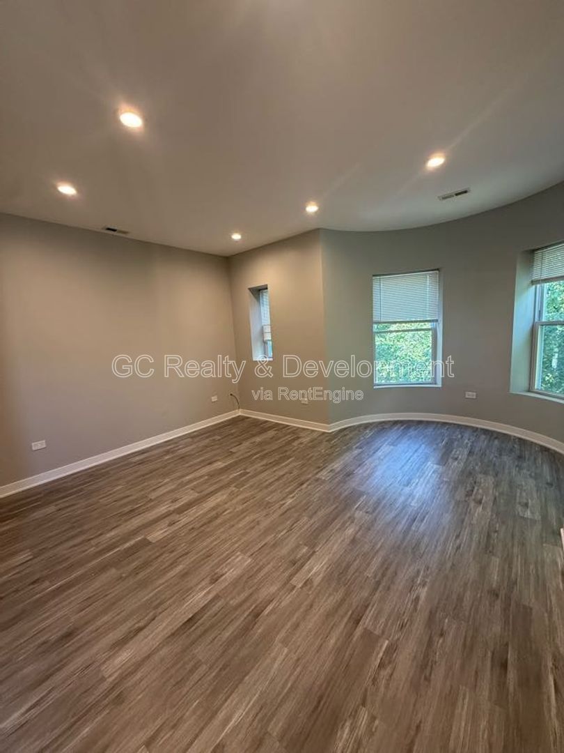 *** RECENTLY UPDATED / 2 BDRM 2 BTH / ON SITE PARKING / CENTRAL AC / IN UNIT LAUNDRY *** property image
