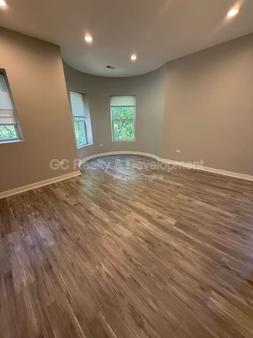 *** RECENTLY UPDATED / 2 BDRM 2 BTH / ON SITE PARKING / CENTRAL AC / IN UNIT LAUNDRY *** property image