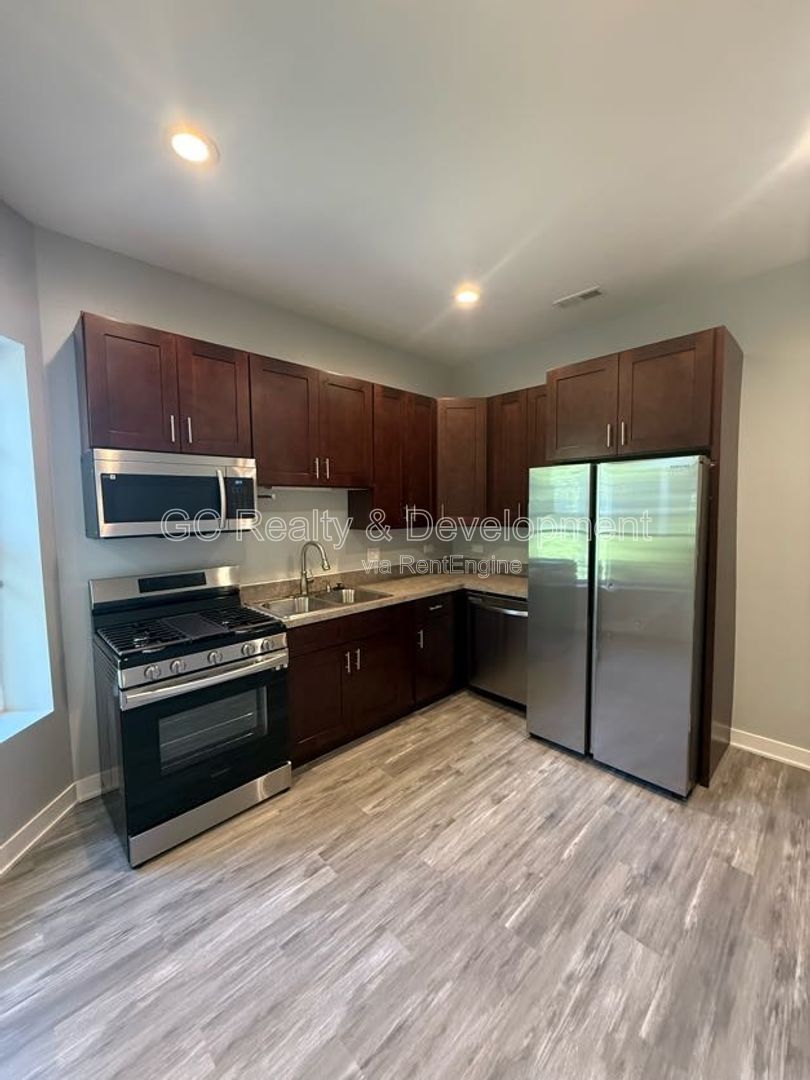 *** RECENTLY UPDATED / 2 BDRM 2 BTH / ON SITE PARKING / CENTRAL AC / IN UNIT LAUNDRY *** property image