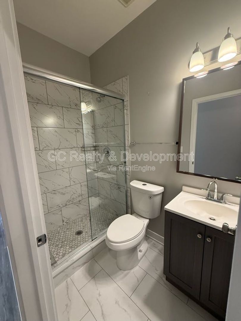 *** RECENTLY UPDATED / 2 BDRM 2 BTH / ON SITE PARKING / CENTRAL AC / IN UNIT LAUNDRY *** property image