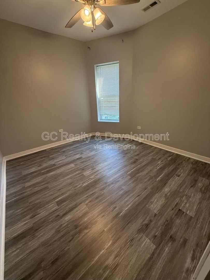 *** RECENTLY UPDATED / 2 BDRM 2 BTH / ON SITE PARKING / CENTRAL AC / IN UNIT LAUNDRY *** property image