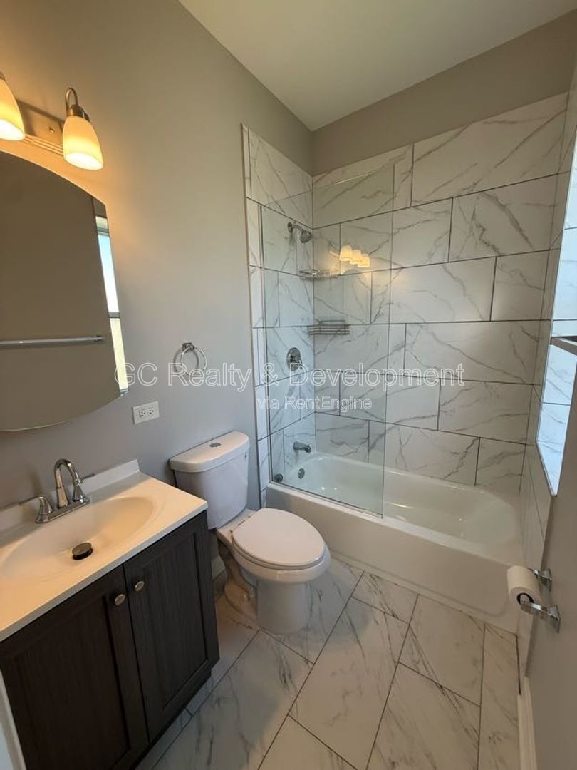 *** RECENTLY UPDATED / 2 BDRM 2 BTH / ON SITE PARKING / CENTRAL AC / IN UNIT LAUNDRY *** property image