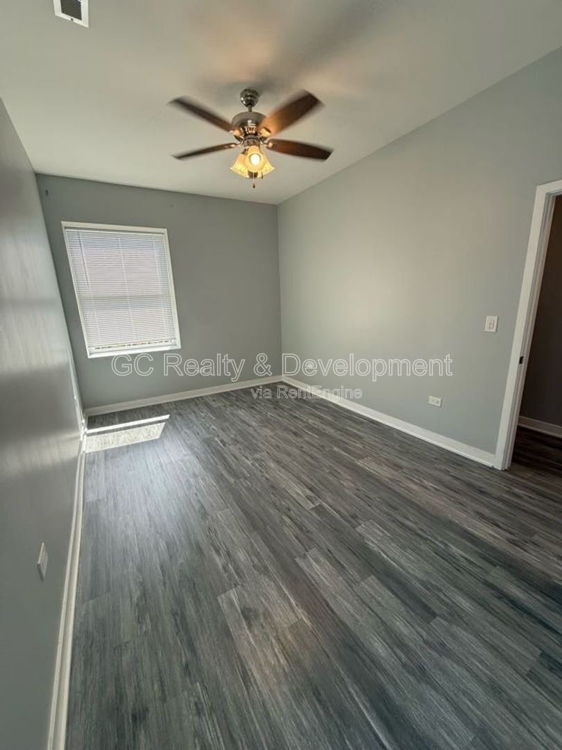 *** RECENTLY UPDATED / 2 BDRM 2 BTH / ON SITE PARKING / CENTRAL AC / IN UNIT LAUNDRY *** property image